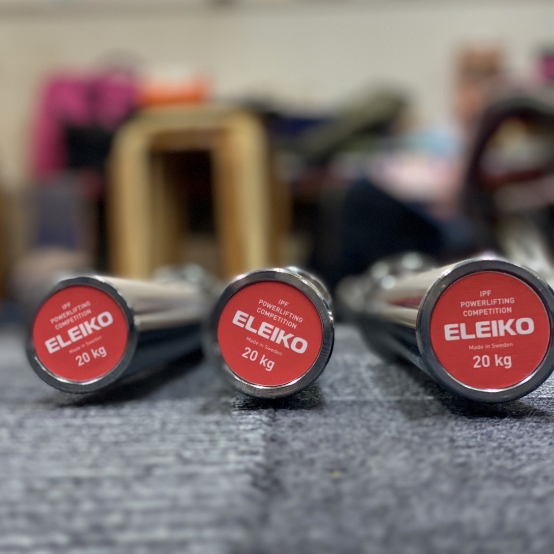 スクワット、ベンチプレス、デッドリフトのバーベルはすべて公式競技用のELEIKOです。