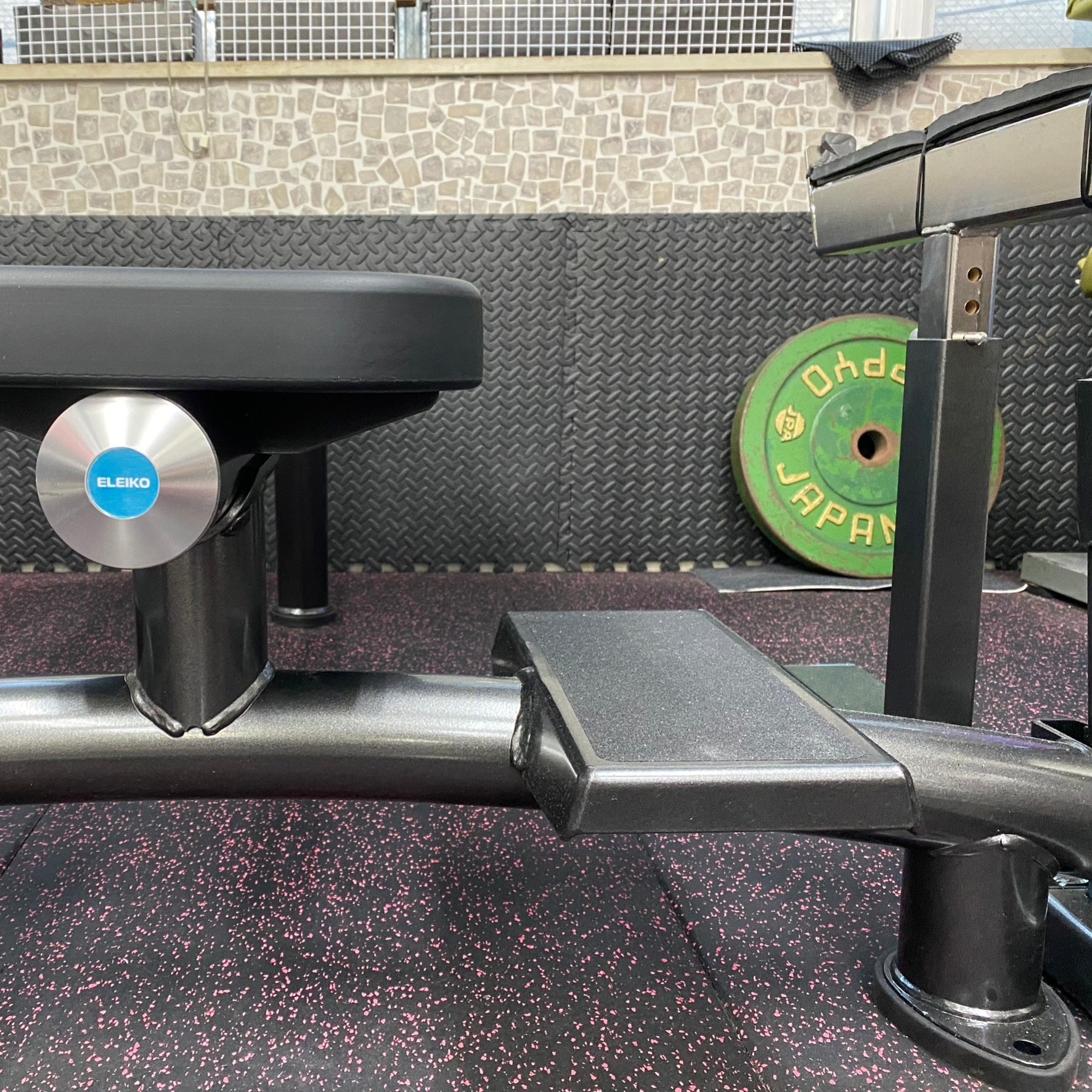 ベンチプレス、デッドリフトをはじめ、さまざまなトレーニング機器を取り揃えております。