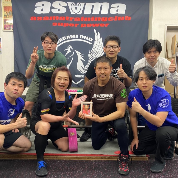 創始者 故・浅間成敏のレガシーのひとつに仲間の絆があります。みな笑顔が絶えず、あたたかい雰囲気がいつも漂っています。